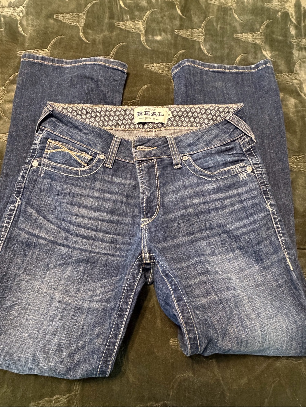 Classic Women's Dark Blue Ariat Jeans with Contrast Pocket Stitching - Picture 2 of 4